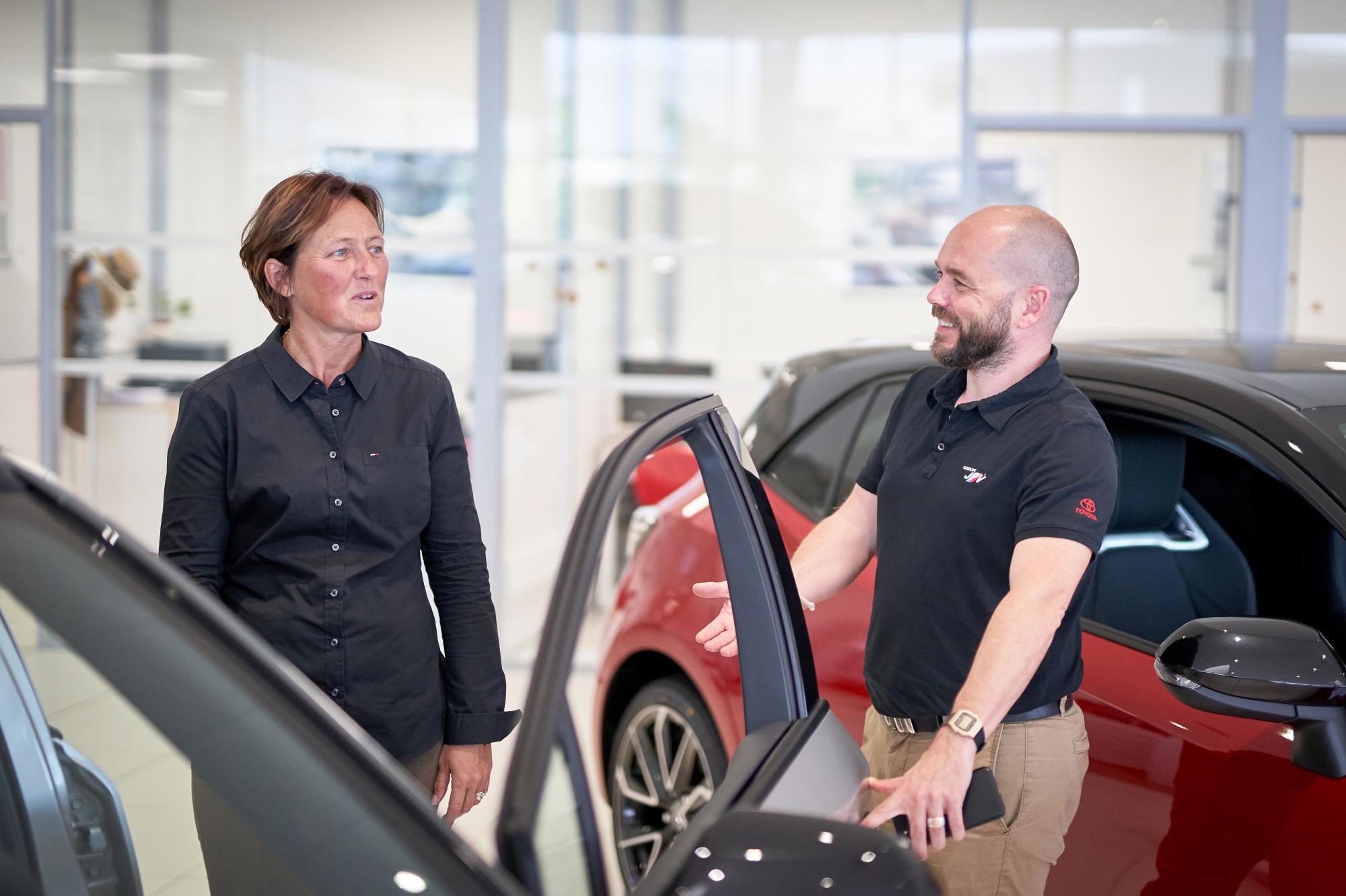 Vendeurs showroom Toyota clients particuliers
